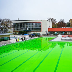 Lebensmittelfarbe im Hanauer Freibad
